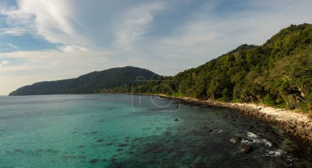 Téléchargez les photos : Plage tropicale, baie, eau turquoise, arbres tropicaux et littoral sauvage de Secret Beach, île de Weh, Sabang, Sumatra, Indonésie. - en image libre de droit