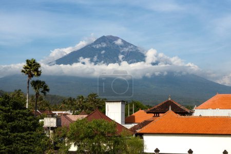 Téléchargez les photos : Mont Agung sommet du volcan et les toits du village touristique Amed dans le district de Karangasem, Bali - en image libre de droit