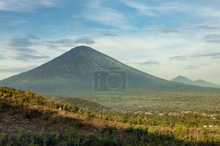 Vista panorámica del volcán Monte Agung y el pueblo Purwakerti en la zona turística de Amed en Bali durante la luz del sol de la mañana