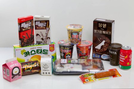 Téléchargez les photos : Une collection diversifiée de snacks coréens et de boîtes à lunch prêtes à l'emploi provenant des dépanneurs, exposées sur un fond blanc immaculé. - en image libre de droit