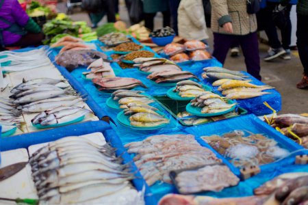 Foto de Una atractiva variedad de pescado fresco, cangrejos y otros mariscos está meticulosamente alineados, mostrando la rica recompensa marina en un mercado tradicional coreano.. - Imagen libre de derechos