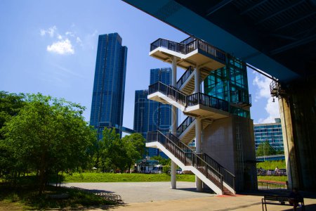 Téléchargez les photos : Doté à la fois d'un escalier et d'un ascenseur, ce point d'accès au pont Dongjak à Séoul offre une montée pratique dans un contexte d'immeubles d'appartements, symbolisant l'accessibilité urbaine.. - en image libre de droit