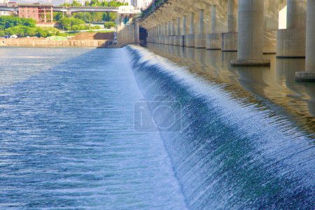 Téléchargez les photos : Séoul, Corée du Sud - 2 juin 2023 : Une vue détaillée de l'eau qui coule gracieusement sur le déversoir Jamsil à Séoul, capturant la beauté fluide de la rivière Han. - en image libre de droit