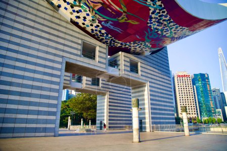 Téléchargez les photos : Séoul, Corée du Sud - 2 juin 2023 : Une perspective unique du dessous de la Porte de la Paix Mondiale dans le Parc Olympique, mettant en vedette la flamme olympique sur le terrain. - en image libre de droit