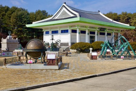 Foto de Yeoju City, Corea del Sur - 16 de febrero de 2020: El patio del museo cerca de la tumba del rey Sejong muestra inventos históricos de su época, lo que refleja su impacto en la ciencia y la cultura coreanas. - Imagen libre de derechos