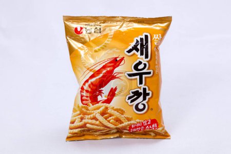Téléchargez les photos : Ulsan, Corée du Sud - 14 janvier 2024 : Un paquet non ouvert de Saeukkang, un casse-croûte coréen de crevettes de renom par Nongshim, offrant un aperçu de l'histoire de la collation de la Corée du Sud, présenté sur un fond blanc. - en image libre de droit