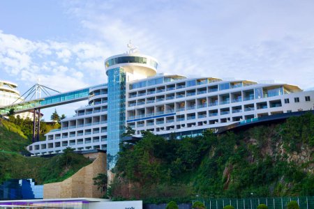 Foto de Gangneung City, Corea del Sur - 29 de julio de 2019: El lado derecho del Sun Cruise Resort & Yacht cuenta con un ala más pequeña del hotel, conectada a la perfección con el principal hotel en forma de barco por un pasadizo de cristal, con vistas al Mar del Este cerca de Jeongdongjin. - Imagen libre de derechos