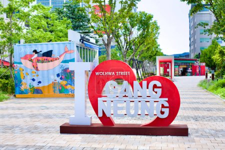 Téléchargez les photos : Gangneung City, Corée du Sud - 29 juillet 2019 : Au bout de la rue Wolhwa, un escalier flanqué d'un paysage verdoyant et arborant un panneau qui proclame "I heart Wolhwa Street" conduit les visiteurs vers Namdae Stream. - en image libre de droit