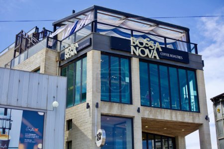 Foto de Gangneung City, Corea del Sur - 29 de julio de 2019: Bossa Nova Coffee Roasteries agradece a Gangneung Coffee Street con su moderno edificio de dos pisos, altas ventanas panorámicas y una vibrante cultura del café, como testimonio de la transformación de la zona - Imagen libre de derechos