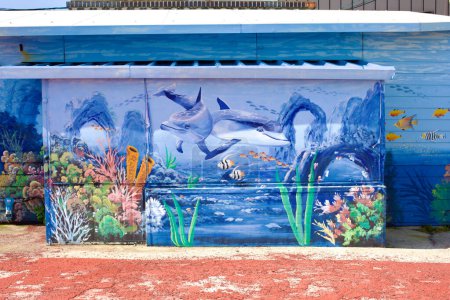 Téléchargez les photos : Comté de Goseong, Corée du Sud - 30 juillet 2019 : Une murale vibrante représentant des dauphins et des baleines orne le mur extérieur d'un bâtiment du port d'Ayajin, apportant une touche de couleur et de merveille marine à la ville balnéaire. - en image libre de droit