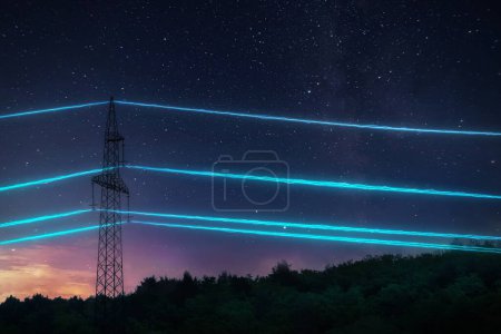 Foto de Torre de transmisión eléctrica con cables brillantes sobre el fondo estrellado del cielo. Pilón eléctrico de alto voltaje. Concepto energético. - Imagen libre de derechos