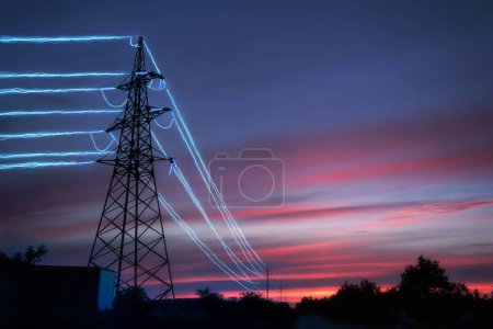Foto de Torres de transmisión eléctrica con cables brillantes contra el fondo del cielo al atardecer. Pilones eléctricos de alto voltaje. Concepto energético. - Imagen libre de derechos