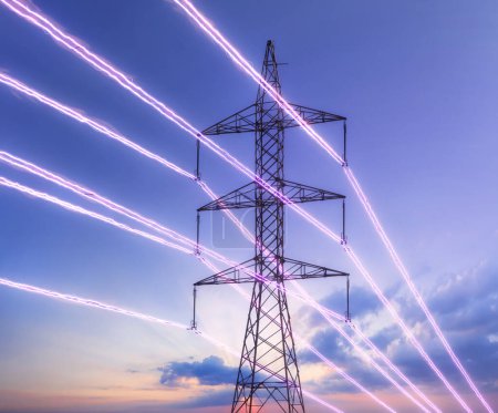 Foto de Torre de transmisión eléctrica con cables brillantes contra el fondo del cielo al atardecer. Pilón eléctrico de alto voltaje. Concepto energético. - Imagen libre de derechos