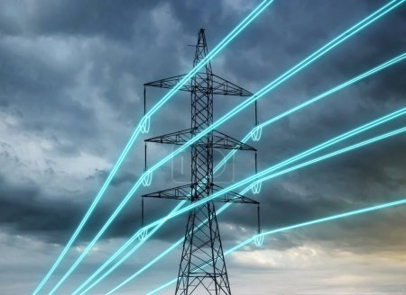 Foto de Torre de transmisión eléctrica con cables brillantes contra el fondo oscuro del cielo lluvioso. Pilón eléctrico de alto voltaje. Concepto energético. - Imagen libre de derechos