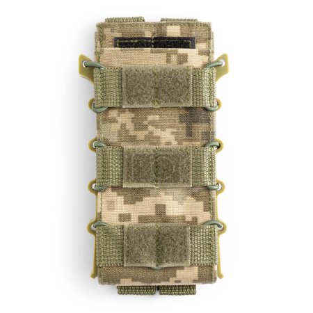 Foto de Bolsa militar para cartuchos en pixel camuflaje. Bolsa para cargadores de balas sobre fondo blanco. Equipo táctico militar. Vista superior, - Imagen libre de derechos