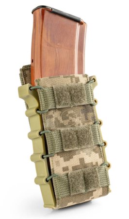 Foto de Bolsa militar en pixel camuflaje con cartucho de bala en el interior sobre fondo blanco. Equipo táctico militar. - Imagen libre de derechos