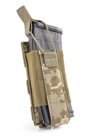 Foto de Bolsa militar en pixel camuflaje con cartucho de bala en el interior sobre fondo blanco. Equipo táctico militar. - Imagen libre de derechos
