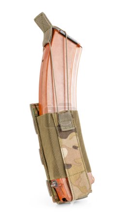 Foto de Bolsa militar en camuflaje multicam con cargador de balas en el interior sobre fondo blanco. Equipo táctico militar. - Imagen libre de derechos