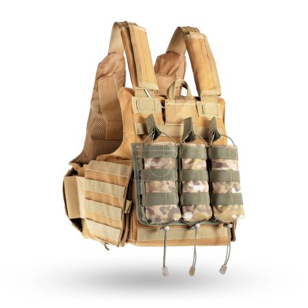 Foto de Bolsa militar táctica para cargadores de balas en camuflaje multicam sobre un chaleco antibalas sobre fondo blanco. - Imagen libre de derechos