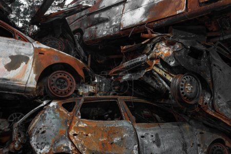 Foto de Un vertedero de disparos y coches quemados como resultado de la invasión rusa de Ucrania. Guerra en Ucrania. - Imagen libre de derechos