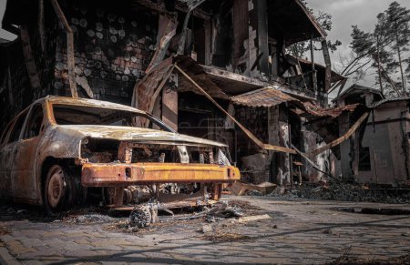 Téléchargez les photos : Irpin, région de Kiev, 2022. Maison et voiture détruites. Conséquences des bombardements dans la guerre de la Russie contre l'Ukraine. Criminalité militaire. - en image libre de droit