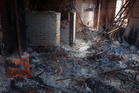 Foto de Tienda de bicicletas quemado hasta el suelo debido a los bombardeos. Irpin, región de Kiev, 2022. Consecuencias de la invasión militar rusa de Ucrania. - Imagen libre de derechos