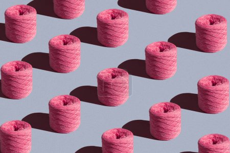 Téléchargez les photos : Modèle de fil à coudre rose dans une bobine - en image libre de droit