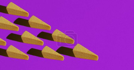Téléchargez les photos : Modèle de triangles de fromage sur un fond violet - en image libre de droit