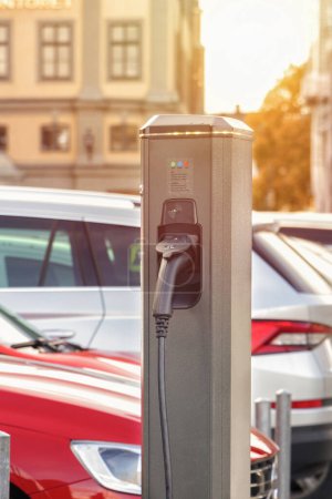 Téléchargez les photos : Borne de recharge pour voitures électriques. Parking dans la ville avec borne de recharge. Concept d'énergie alternative - en image libre de droit
