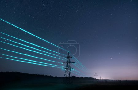 Foto de Torres de transmisión de electricidad con cables brillantes contra el cielo estrellado. Concepto energético. - Imagen libre de derechos