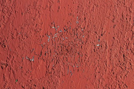 Téléchargez les photos : Peinture à peler rouge sur une surface métallique. Texture. - en image libre de droit