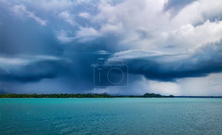 Téléchargez les photos : Tempête tropicale en Thaïlande. De lourds nuages planaient au-dessus de l'île. Formation météorologique. - en image libre de droit