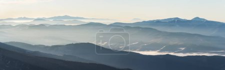 Paysage de montagne avec brouillard au lever du soleil avec une lumière douce. Magnifique concept nature.