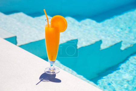 Téléchargez les photos : Jus d'orange au bord de la piscine - en image libre de droit