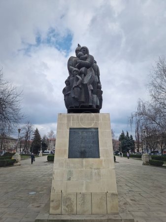 Téléchargez les photos : CHISINAU, MOLDOVA - 20 mars 2024 Monument à la mémoire des victimes de la déportation du régime communiste près de la gare - en image libre de droit