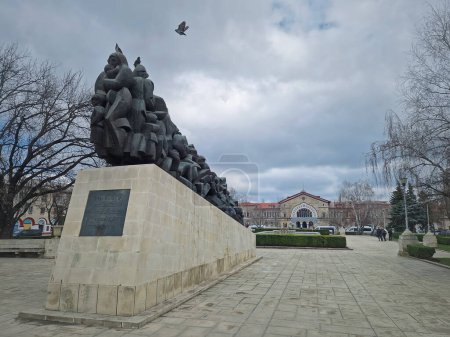 Téléchargez les photos : CHISINAU, MOLDOVA - 20 mars 2024 Monument à la mémoire des victimes de la déportation du régime communiste près de la gare - en image libre de droit