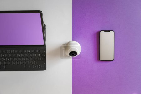Téléchargez les photos : Smartphone Webcam et ordinateur portable. Dispositifs de surveillance à distance. Modèle d'écran propre. - en image libre de droit