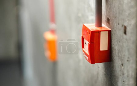 Téléchargez les photos : Bouton d'alarme incendie. Sécurité au bureau. Bouton rouge. - en image libre de droit