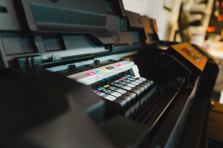 Cartuchos de impresora de inyección de tinta. Equipo de impresión. Tecnología de fábrica casera. Impresora foto