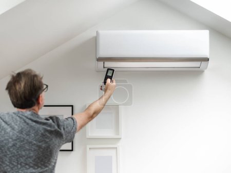 Téléchargez les photos : Installation de la climatisation de votre maison. Chaleur estivale. - en image libre de droit