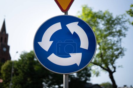 Téléchargez les photos : Panneaux routiers polonais, rond-point, mouvement circulaire - en image libre de droit