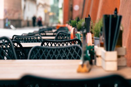 Téléchargez les photos : Table confortable devant un café dans le vieux marché. - en image libre de droit