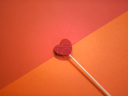 Téléchargez les photos : Coupe avec un coeur en papier. Espace de copie. Pour célébrer la Saint-Valentin - en image libre de droit