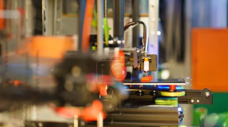 Téléchargez les photos : Ferme d'imprimantes 3D dans une usine à domicile. Production et artisanat. Nouvelles technologies. - en image libre de droit