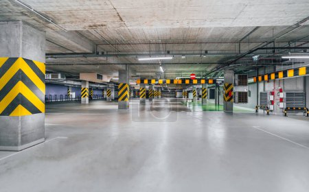 Téléchargez les photos : Garage souterrain vide. Parking dans la ville. - en image libre de droit