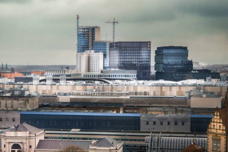 Foto de Paisaje urbano. Centro de la ciudad europea en construcción. Skyline con pequeños rascacielos. Poznan. Estación de tren y centro comercial. Distrito de negocios. - Imagen libre de derechos