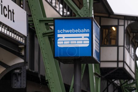 Foto de Wuppertal, Renania del Norte Westfalia, Alemania 11 de marzo de 2024. Estación de ferrocarril. Signo de Schwebebahn. - Imagen libre de derechos