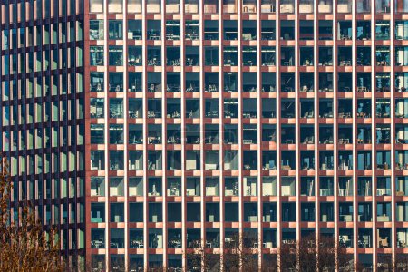 Téléchargez les photos : Immeuble de bureaux moderne dans le quartier des affaires. Fenêtres avec espaces de travail. - en image libre de droit