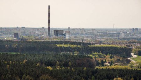 Foto de Poznan, Gran Polonia, Polonia, 07 de abril de 2024. Vista de la central térmica de la ciudad. Vista de la ciudad entre vegetación - Imagen libre de derechos