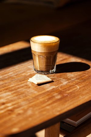 Téléchargez les photos : Café végétalien aux céréales avec lait végétal table en bois naturel. - en image libre de droit